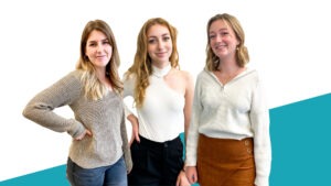 Drei junge Frauen mit blonden Haaren lächeln in die Kamera