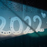 Beschlagene Fensterscheibe, auf der 2022 geschrieben steht