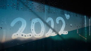 Beschlagene Fensterscheibe, auf der 2022 geschrieben steht