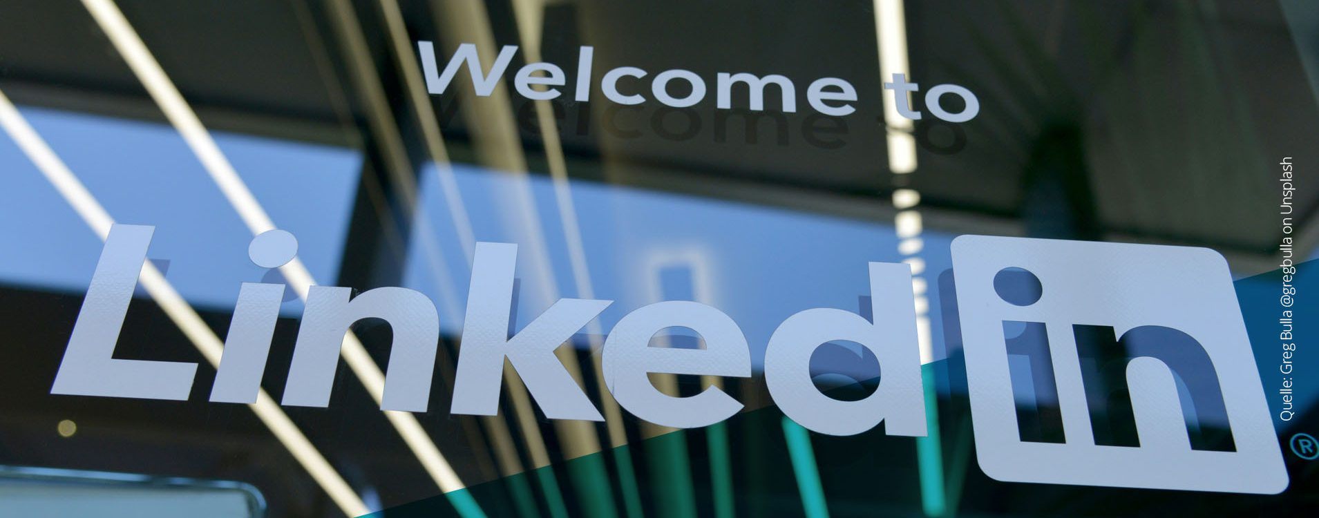 Glasscheibe mit Schriftzug "Welcome to LinkedIn"
