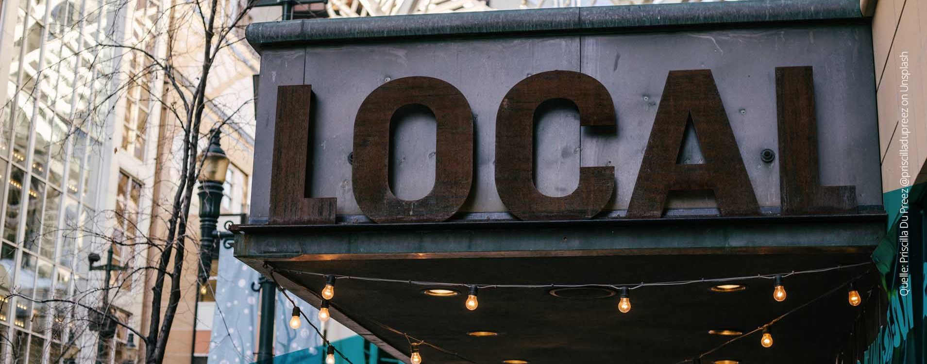 Großes Schild, auf dem das Wort "Local" geschrieben steht